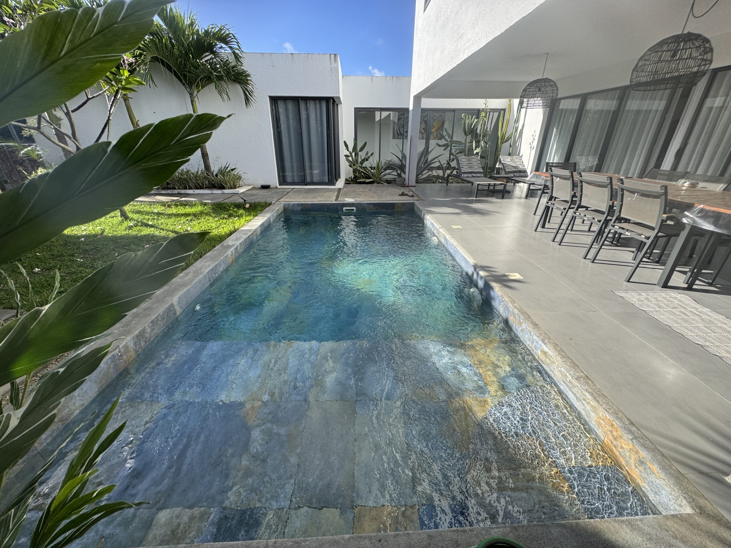 vente splendide villa contemporaine a calodyne par luxuriel group