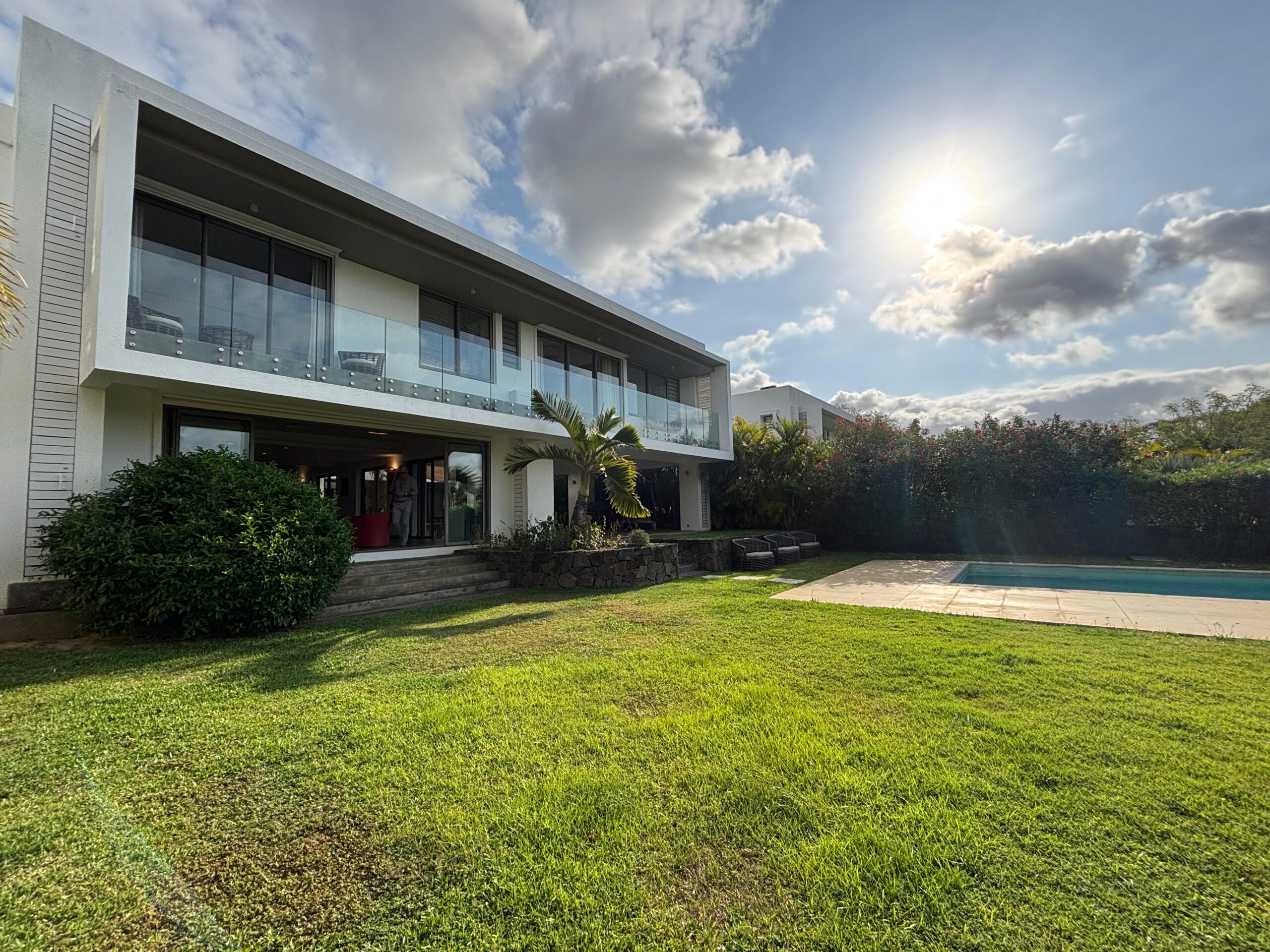 VILLA CONTEMPORAINE ACCES MER ET VUE LAGON par luxuriel group